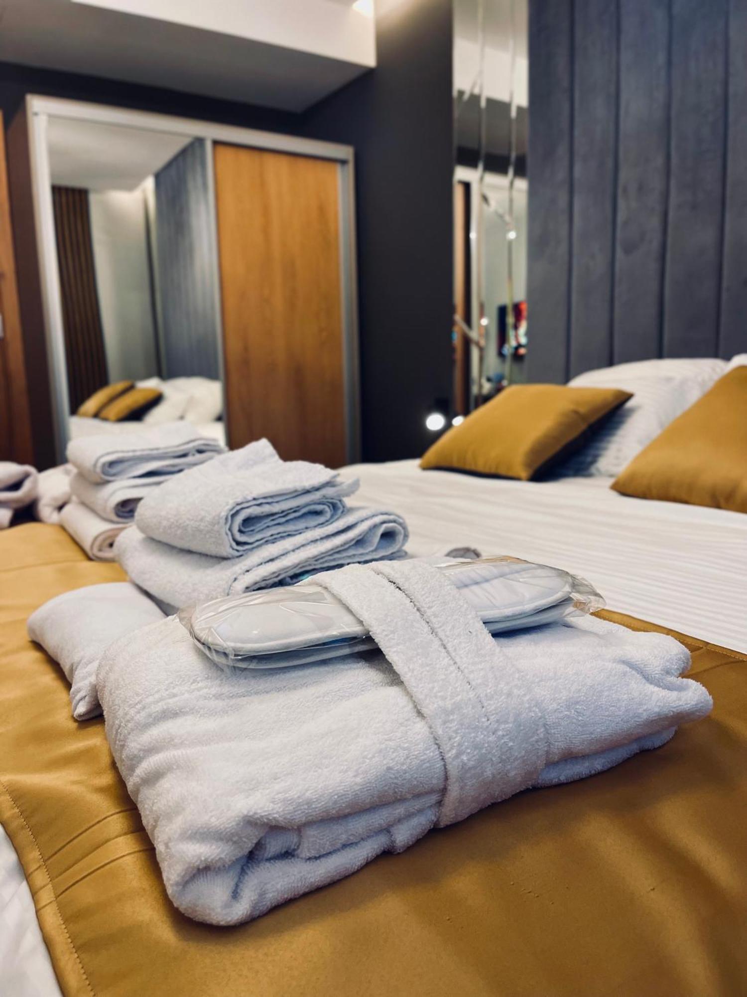 Mozaik Apartments & Spa - Modern 4-Star Apartments With Exclusive Private Spa Wellness In The City Center - Sauna, Jacuzzi, Turkish Bath - Free Parking, Wi-Fi - Rooms & Apartments Ćuprija Eksteriør billede